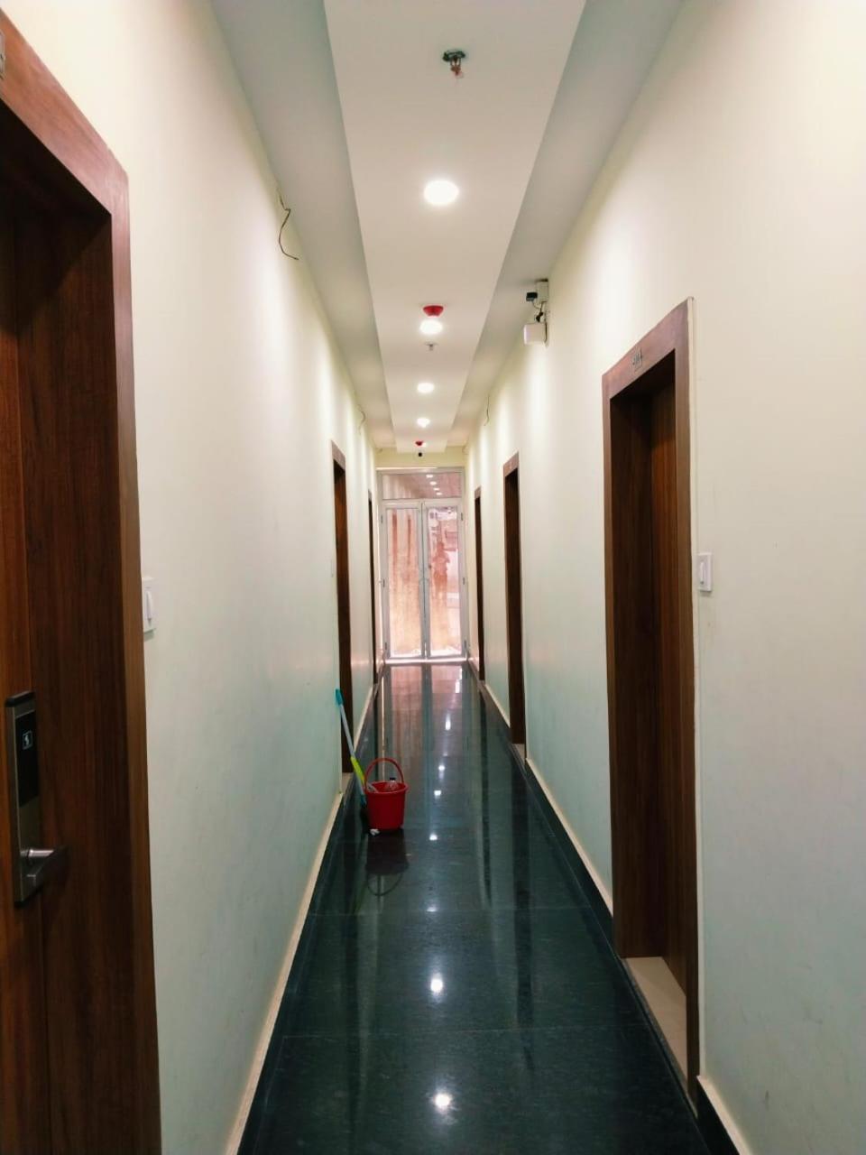 Hotel Shree Radha Krishna Varanasi Exterior foto