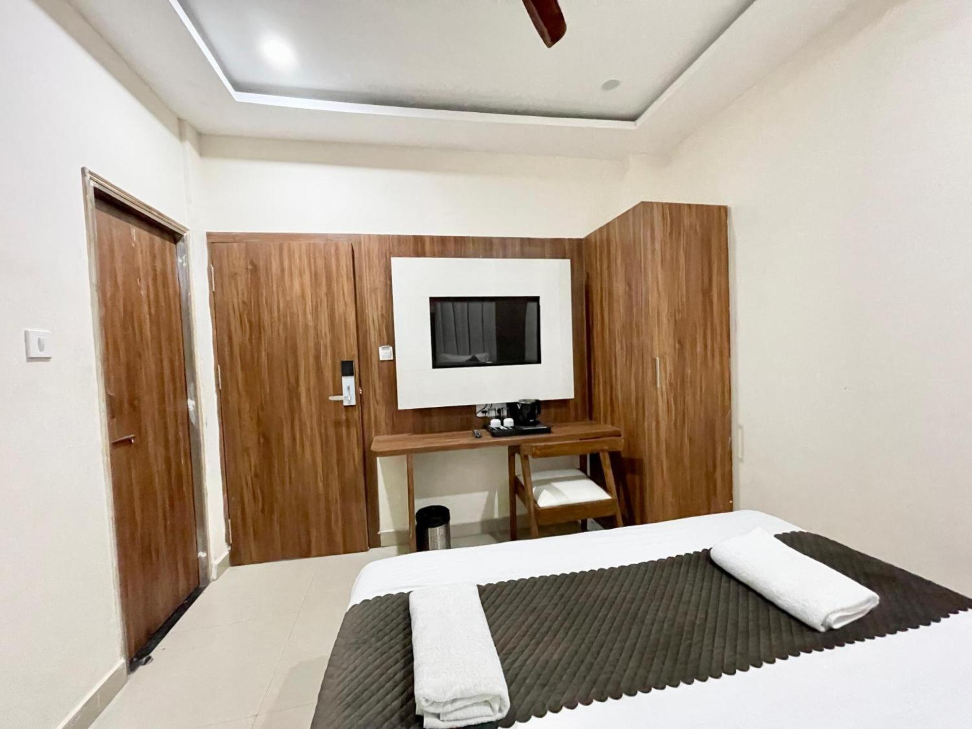 Hotel Shree Radha Krishna Varanasi Exterior foto